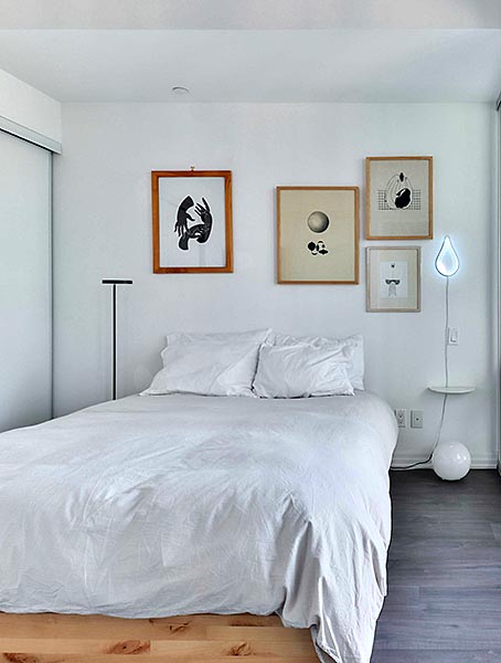 photo montrant une chambre à cocher avec un lit blanc et 2 oreillers