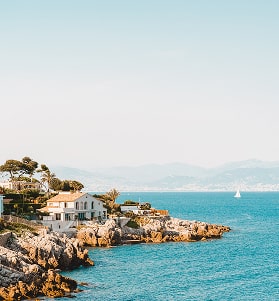 Vue sur Antibes et la Méditerranée