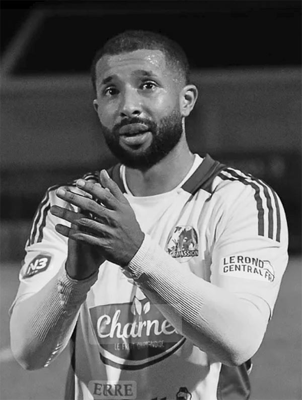 Portrait hauteur de Félix Menn en noir et blanc