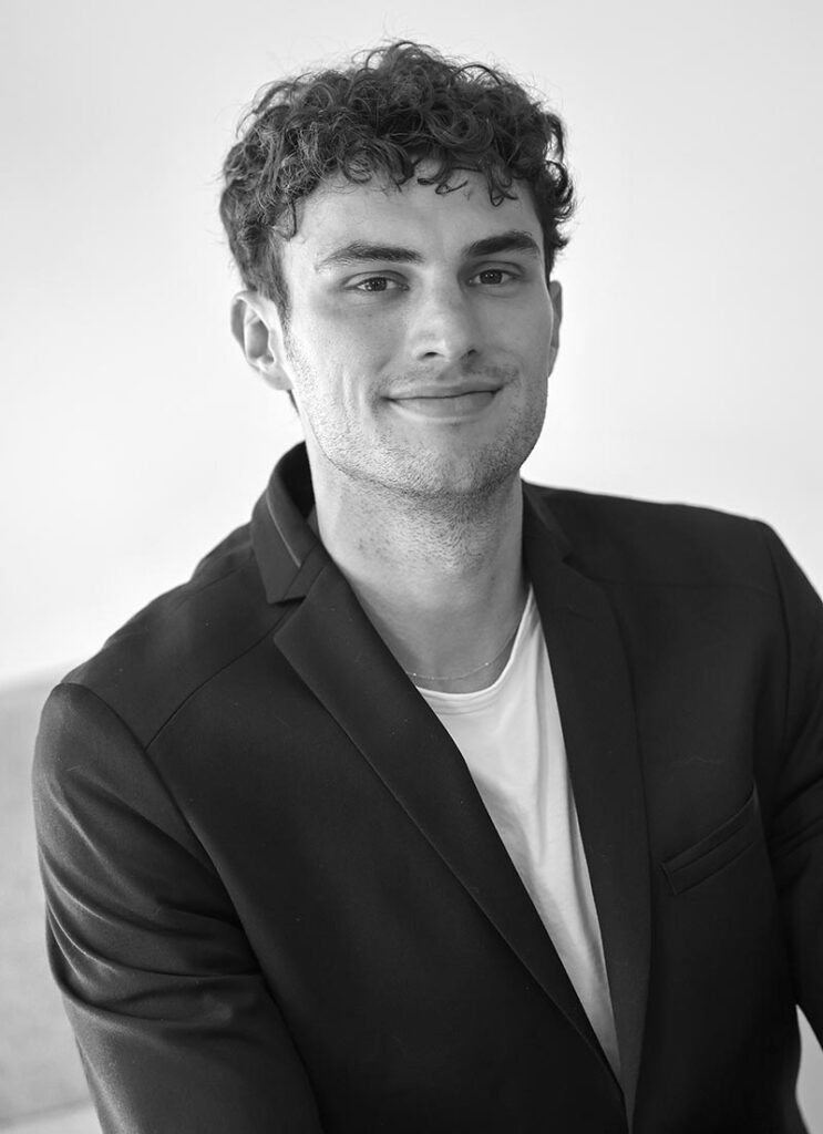 Portrait Hugo Minier, CEO Made Host, en noir et blanc